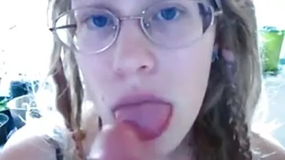 Smiješna kuja besplatni filmovi za gledanje pornici duboko proguta penis i udari muškarcu